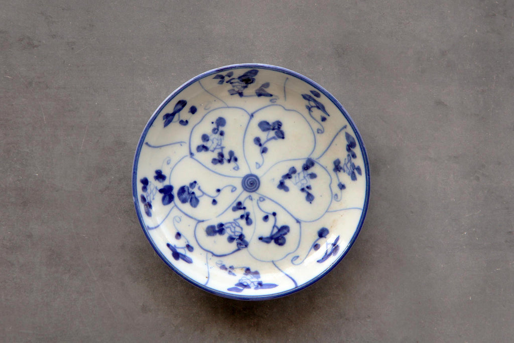 Antique Chinese tableware, blue and white small plate