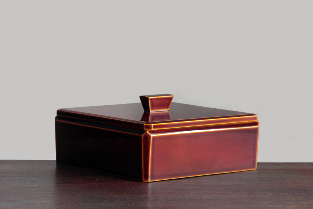 Hida Shunkei wooden box with lid. Beautiful Urushi color.