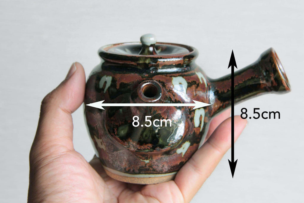 Side view of Japanese Kyusu teapot held in hand with measurement markers
showing 8.5cm width and height