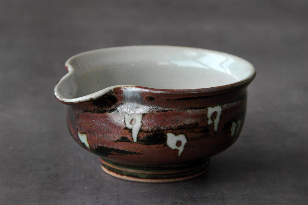Front view of Japanese Yusamashi bowl
with spout and layered brown glaze
decoration