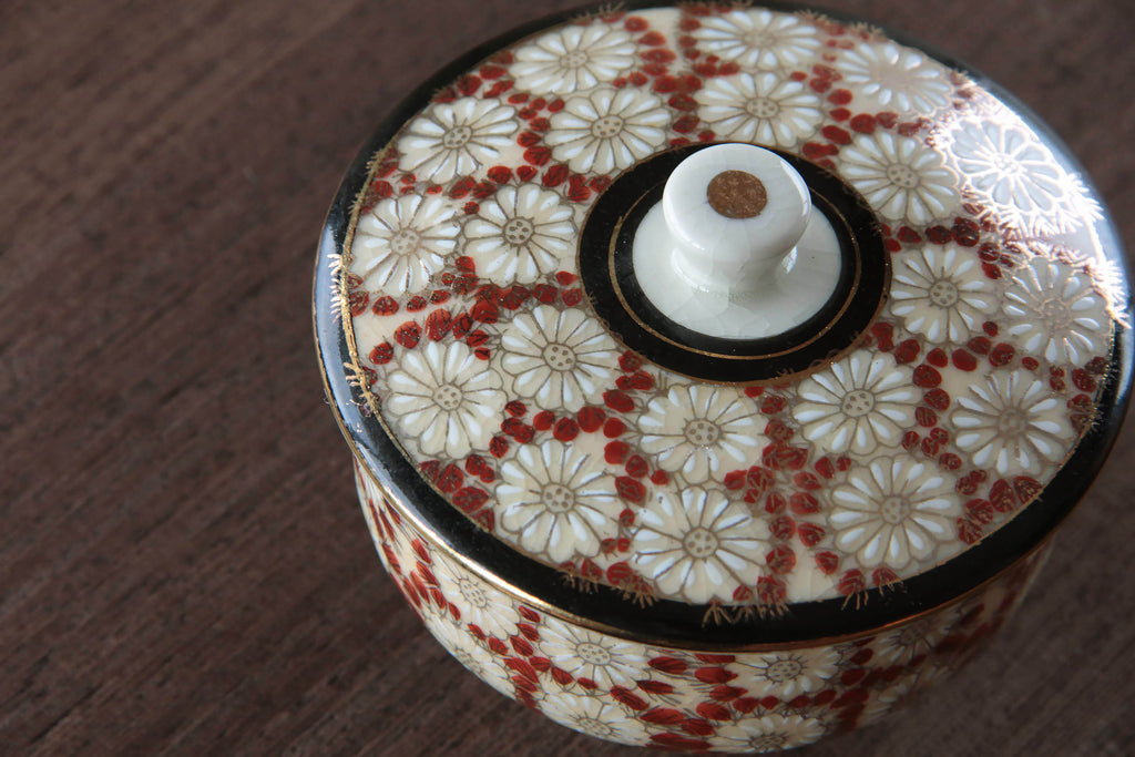 Lidded tea cup. Japanese Kutani pottery