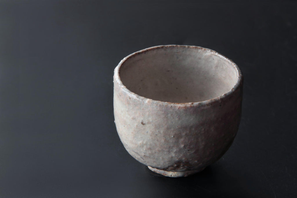 Beautiful ash glazed SAKE CUP.
This cup has a beautiful form created by a highly skilled potter.