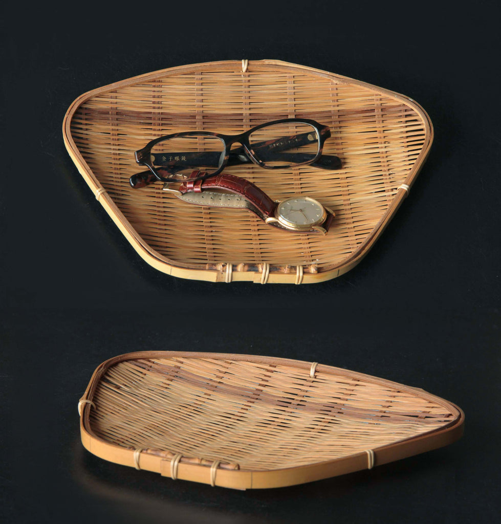 Bamboo tray used as a storage plate with glasses and a watch, and a second image of the empty
tray