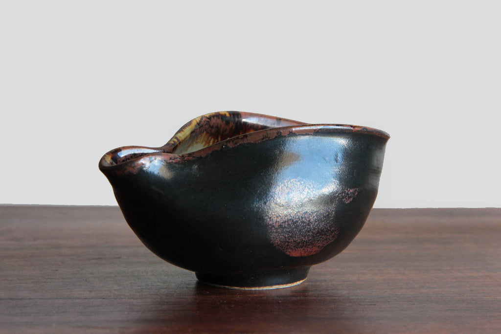 Side view of the yuzamashi placed on a wooden table