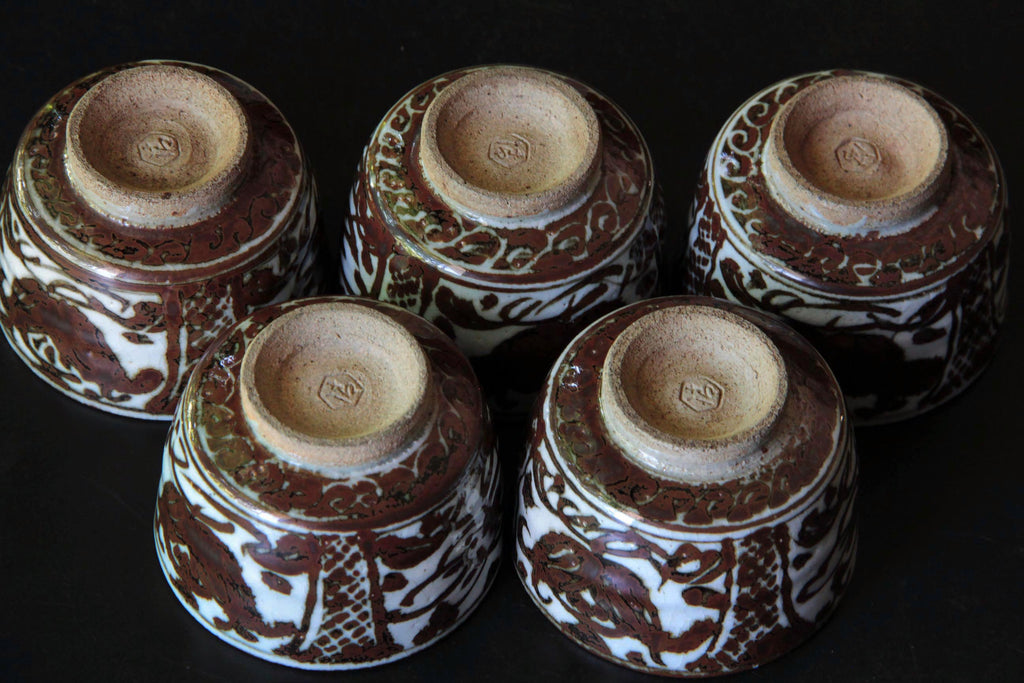 Detailed look at the base and sides of Kyoto tea cups, showing engraved mark and traditional
overglaze design