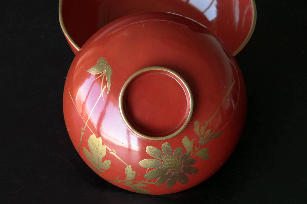 Beautiful Japanese lacquer ware with Makie drawing.