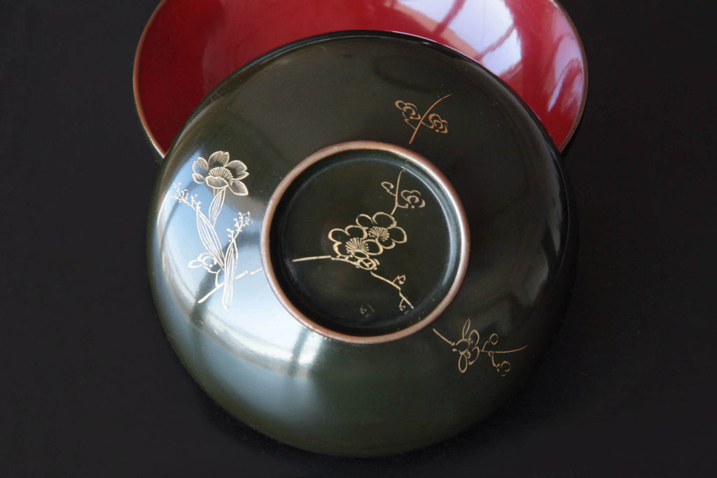 Beautiful Japanese lacquer ware with Makie drawing.