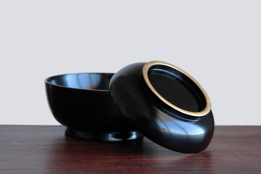 Black wooden bowl with lid. Classic Japanese tableware. With beautiful natural Urushi lacquer.