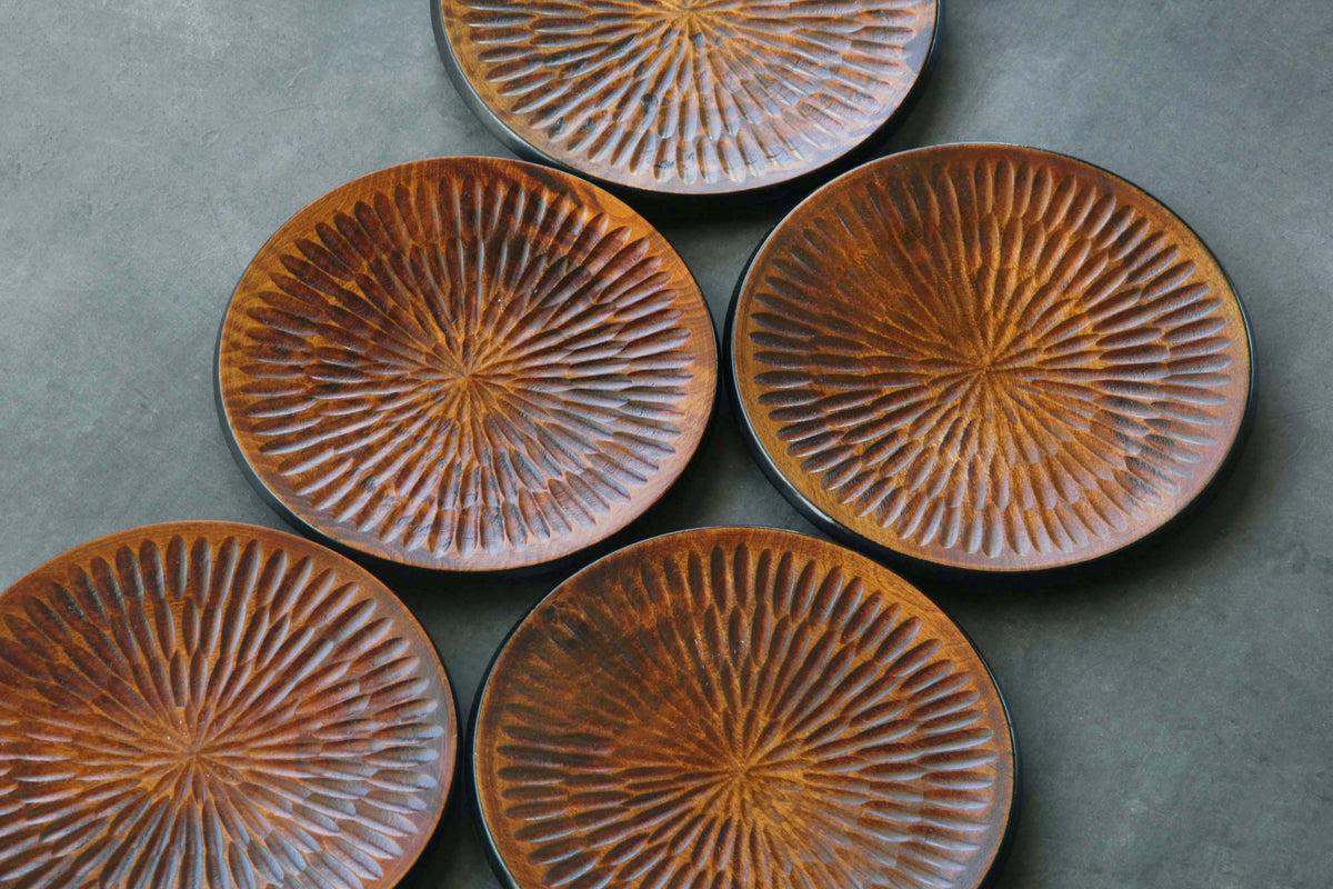 Hand-Carved Wooden Plate with Radiating Relief Pattern – KinsenTOKYO