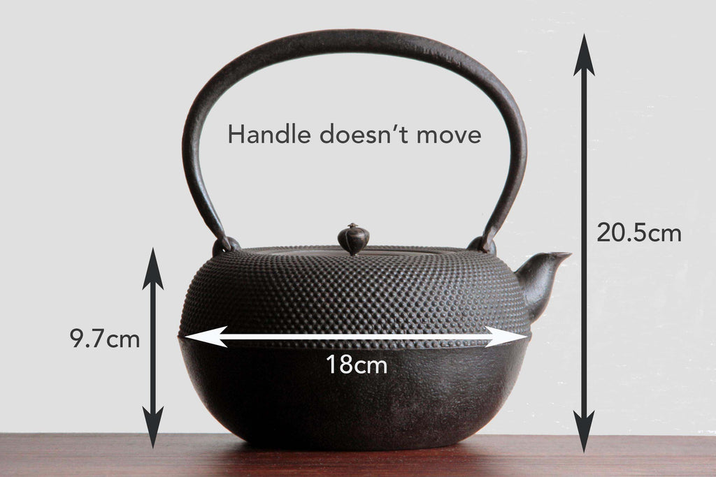 Japanese cast iron kettle with fixed handle and measurement dimensions indicated (20.5 cm height, 18 cm width, 9.7 cm body height)