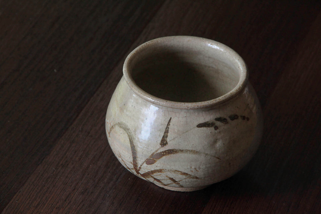 Side and top views of the mizusashi highlighting the hand-painted brushwork