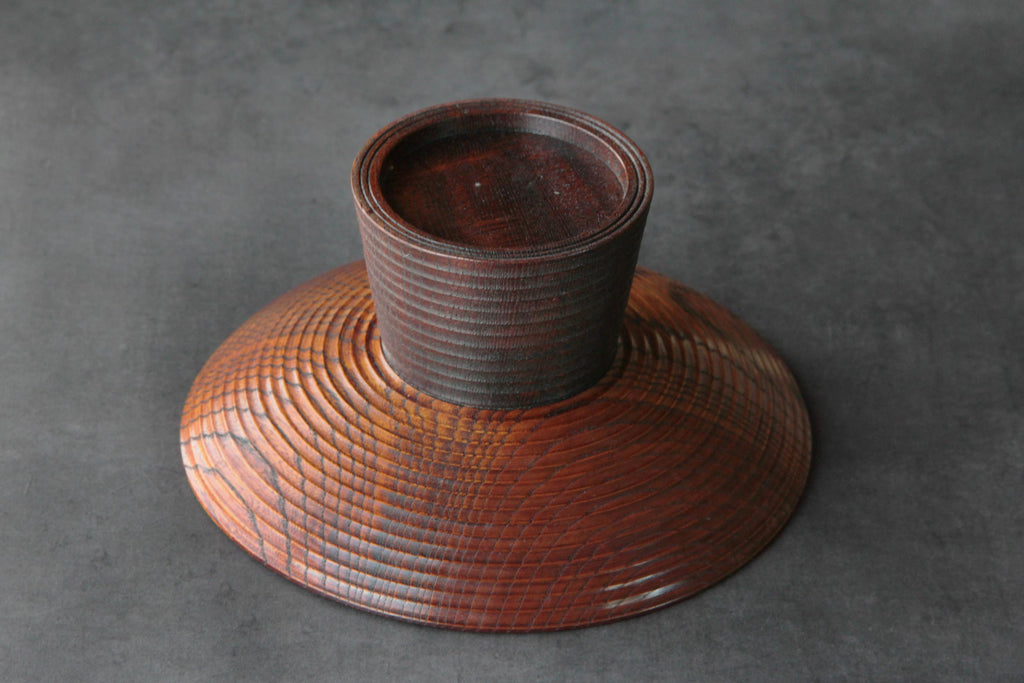 iew of the underside of the pedestal bowl showing the circular foot.