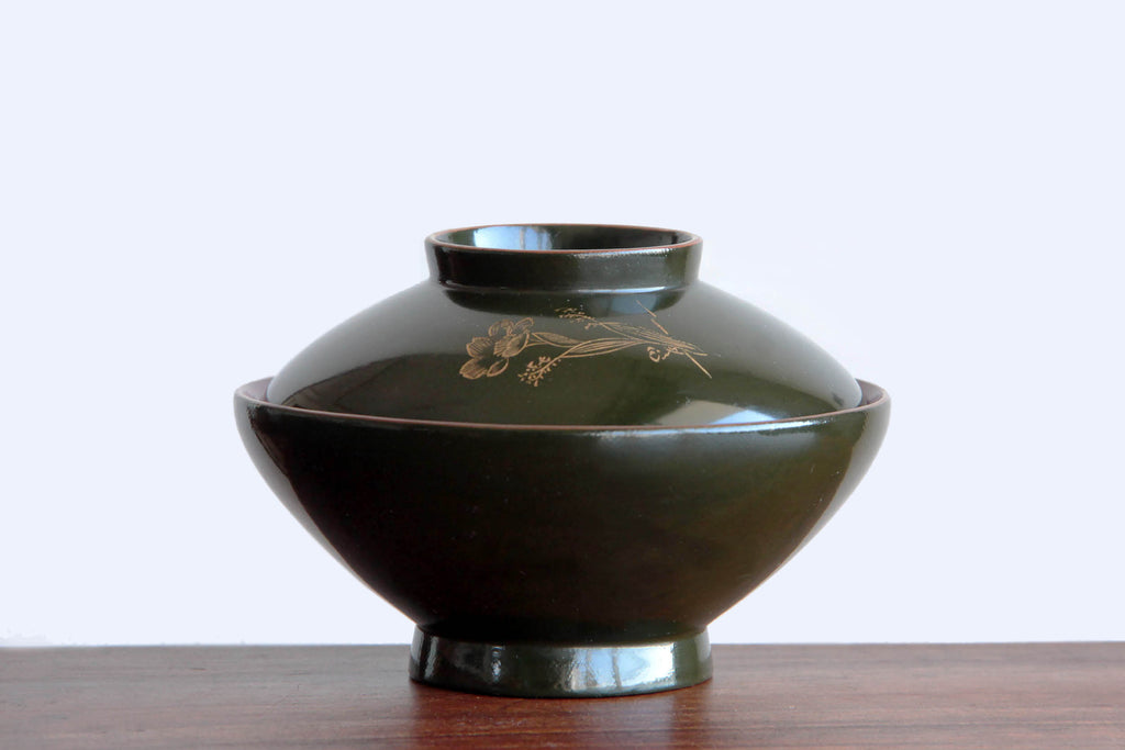 Beautiful Japanese lacquer ware with Makie drawing.