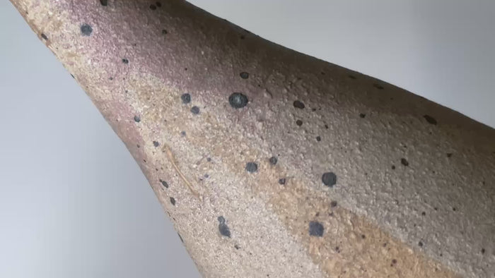 Rotating and close-up video showcasing the shape, texture, and details of the Japanese vase.