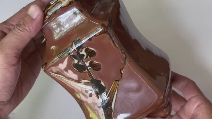Rotating and close-up video showcasing the shape, texture, and details of the vase by Kimura Ichiro.