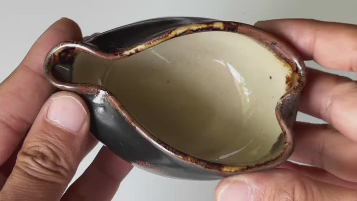 Rotating and close-up video showcasing the shape, texture, and details of the Satsuma ware Yuzamashi.