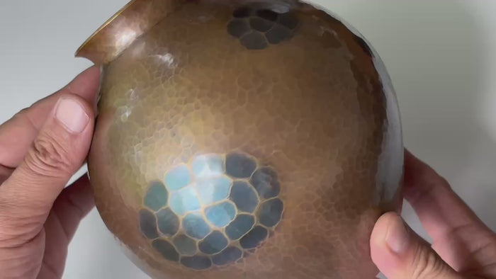 Rotating and close-up video showcasing the shape, texture, and details of the copper vase by Gyokusendo.
