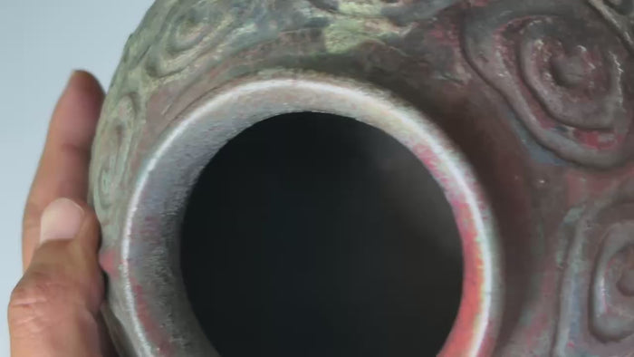Rotating and close-up video showcasing the shape, texture, and details of the Japanese vase.