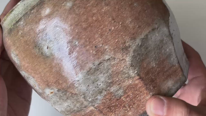 Rotating and close-up video showcasing the shape, texture, and details of the Mizusashi .