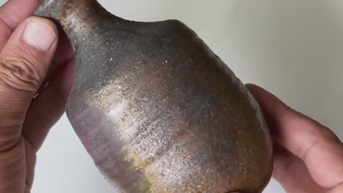 Rotating and close-up video showcasing the shape, texture, and details of the Bizen pottery bottle.