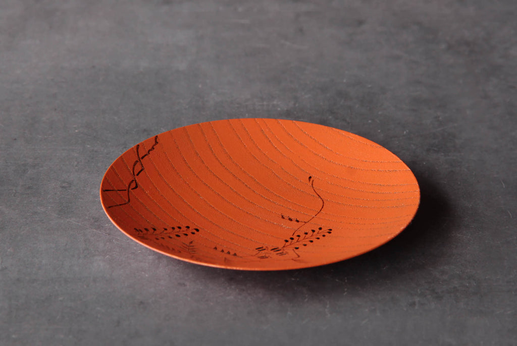 Very thin red wooden plate. Made by highly skilled Japanese craftsmen. The grain of the wood is beautiful and perfect for Japanese sweets and hors d'oeuvres.