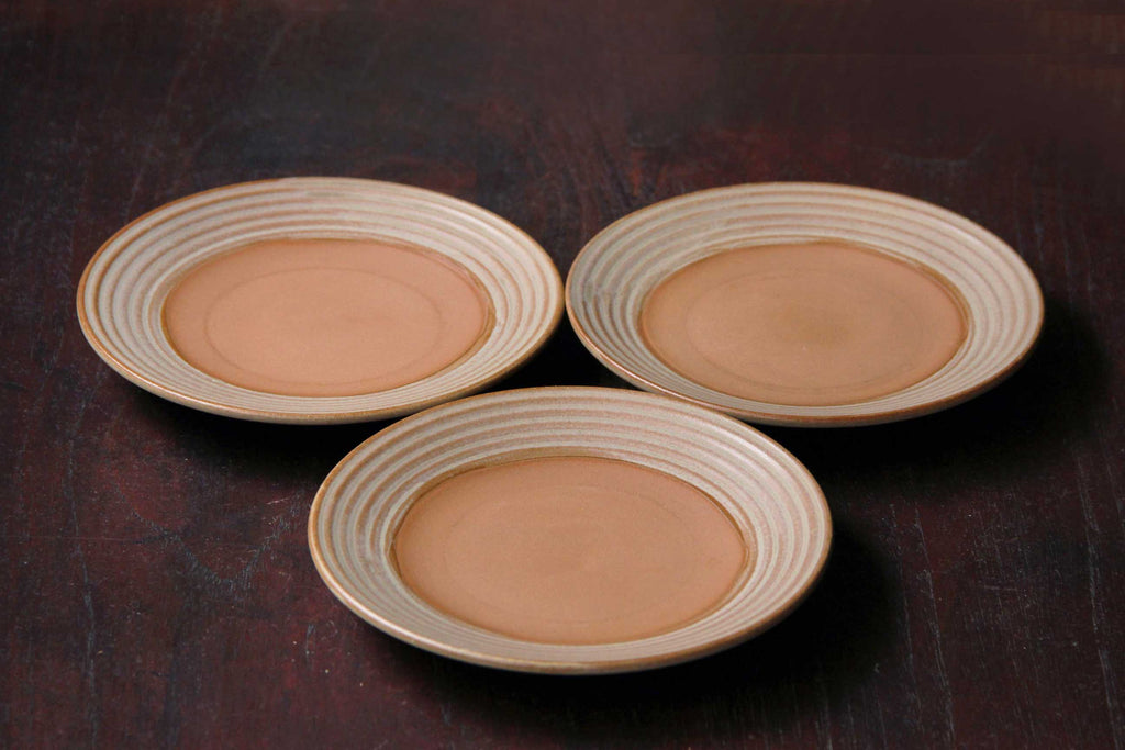 lined ceramic plate 