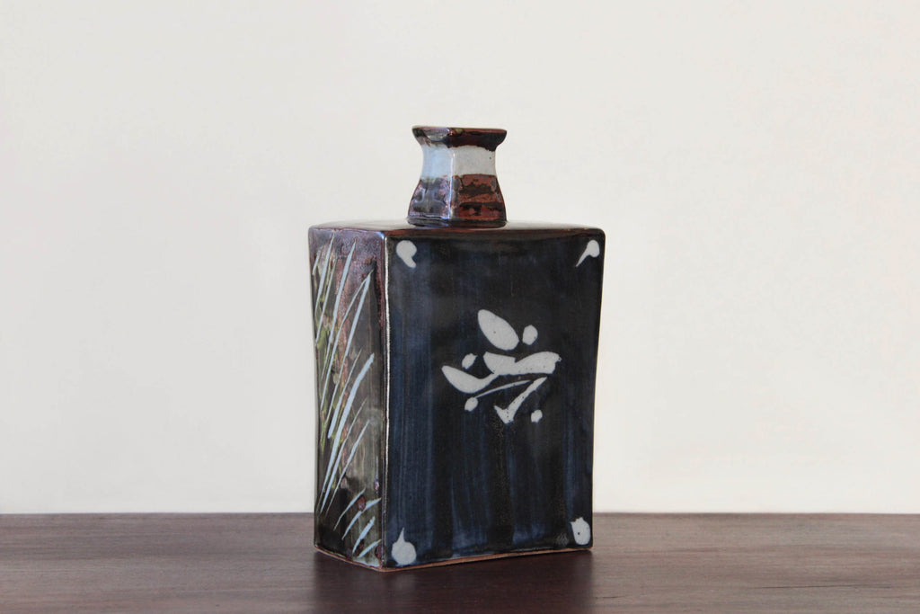 vase by Toshi  Ono, Japanese pottery 